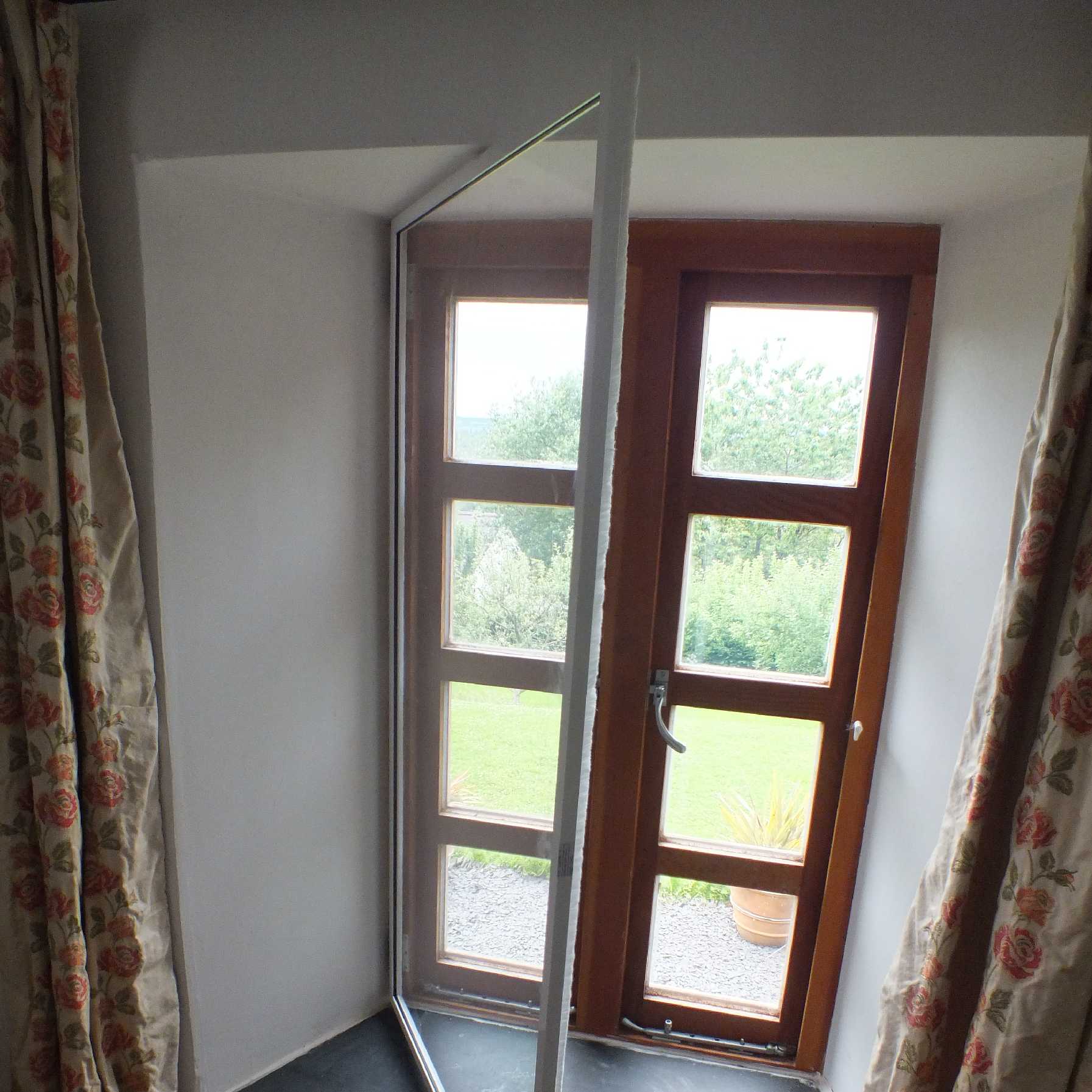 SmartHinge with 6mm Plate Polycarbonate Glazing from Omega Build