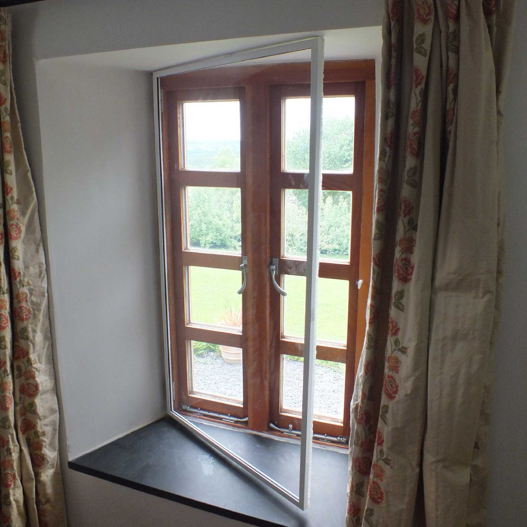 Affordable SmartHinge with 6mm Plate Polycarbonate Glazing